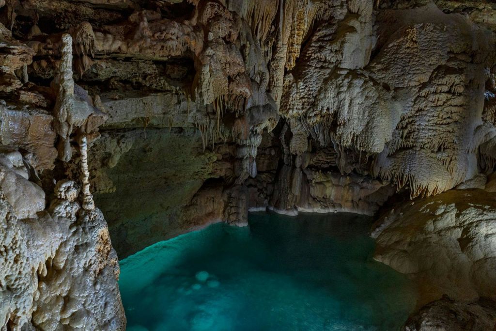 신비로운 명소를 만나는 투어