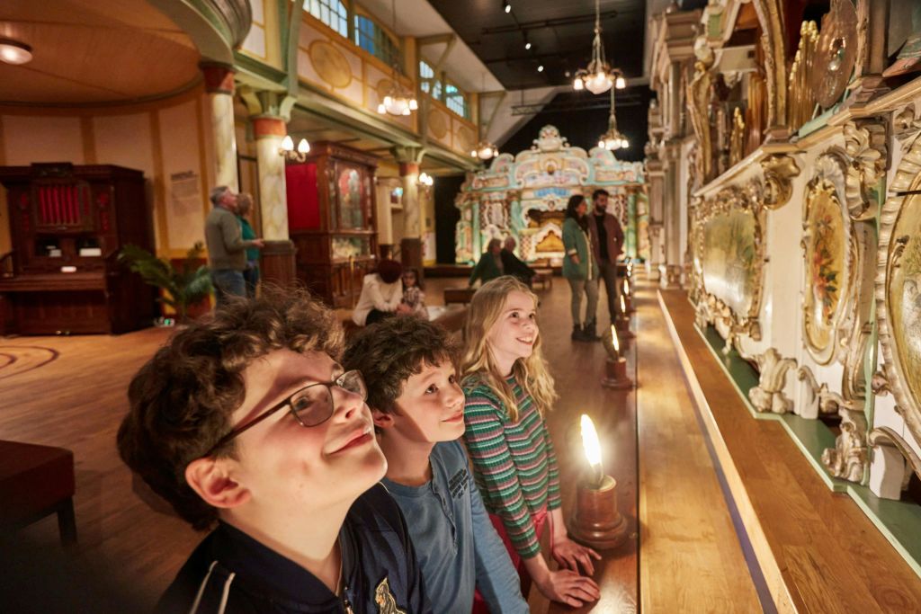 큰 댄스 오르간을 바라보는 댄스홀의 아이들