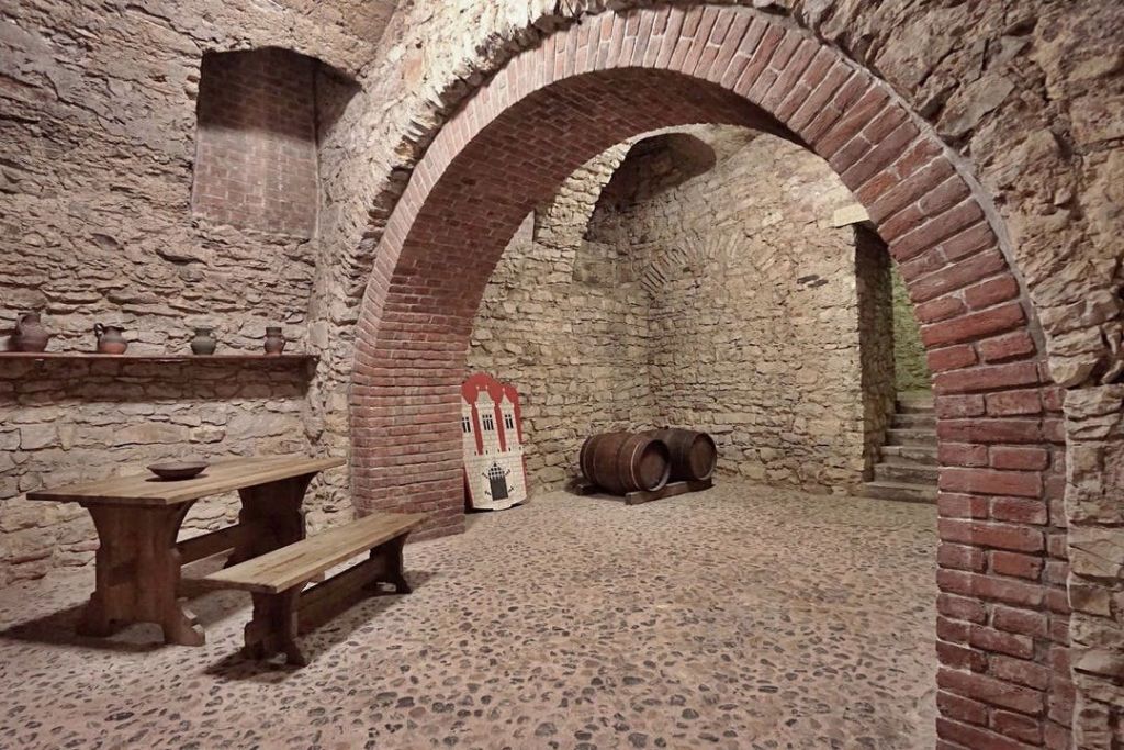 중세 지하 광장