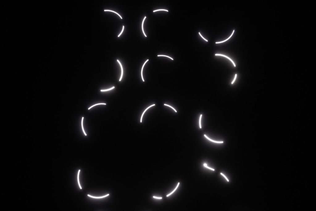 nxt 박물관의 키네틱 라이트 조각.