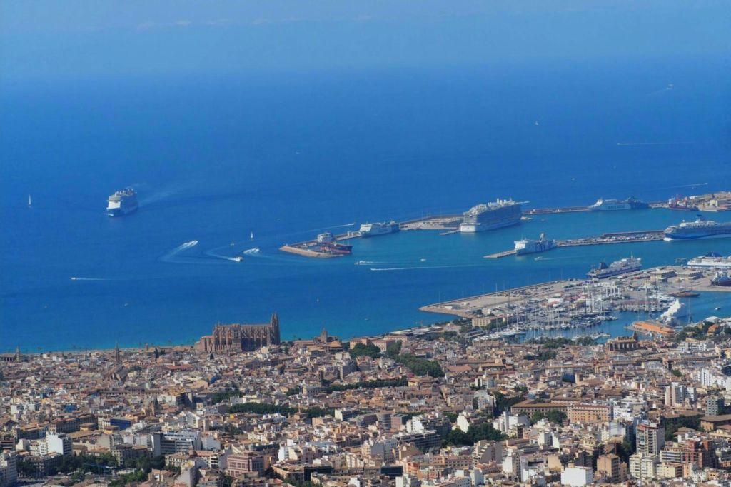 항구, 대형 선박, 정박지, 맑고 푸른 하늘 아래 해변 근처의 유명한 대성당이 있는 해안 도시의 공중 전망.