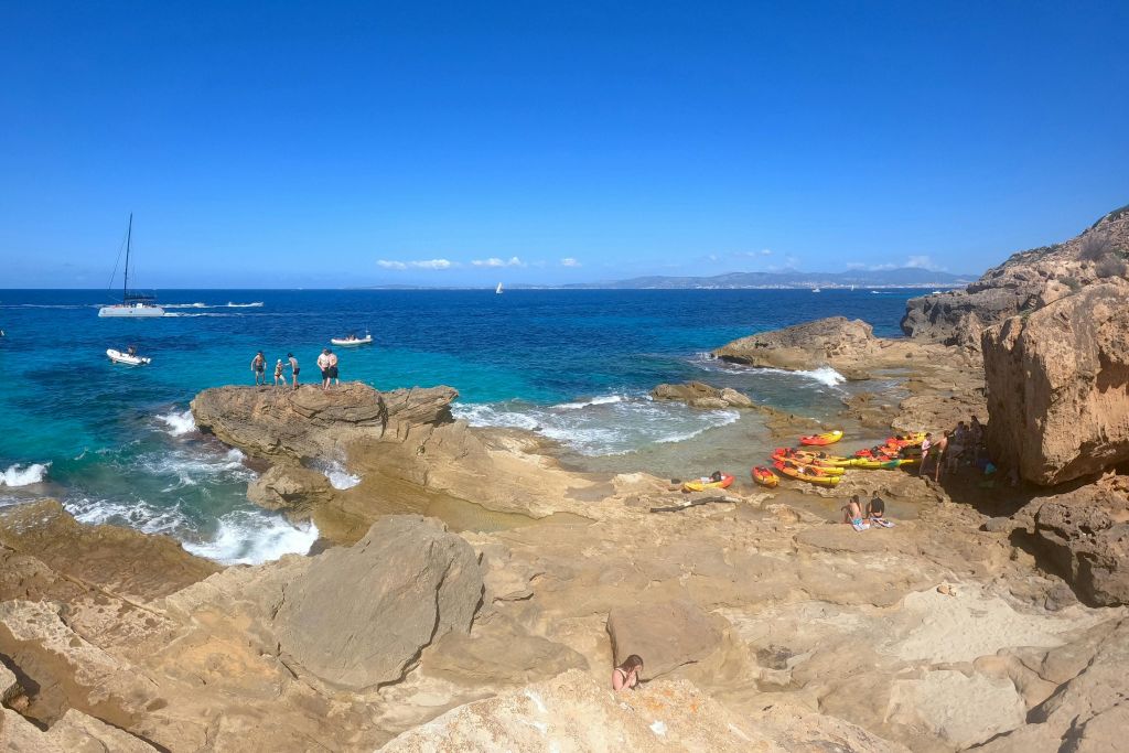 마요르카 남쪽 지역의 바다 동굴을 둘러보는 카약 투어. 수영, 스노클링, 간식을 즐길 수 있는 경유지입니다.
