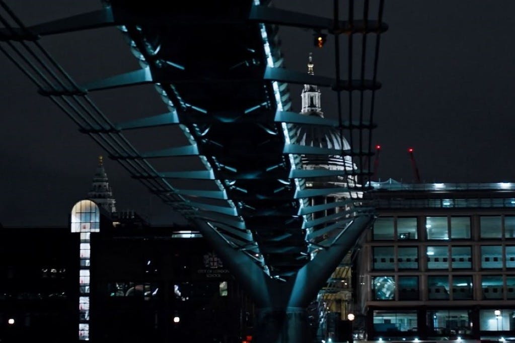 빛나는 밀레니엄 브리지와 성 바울 성당