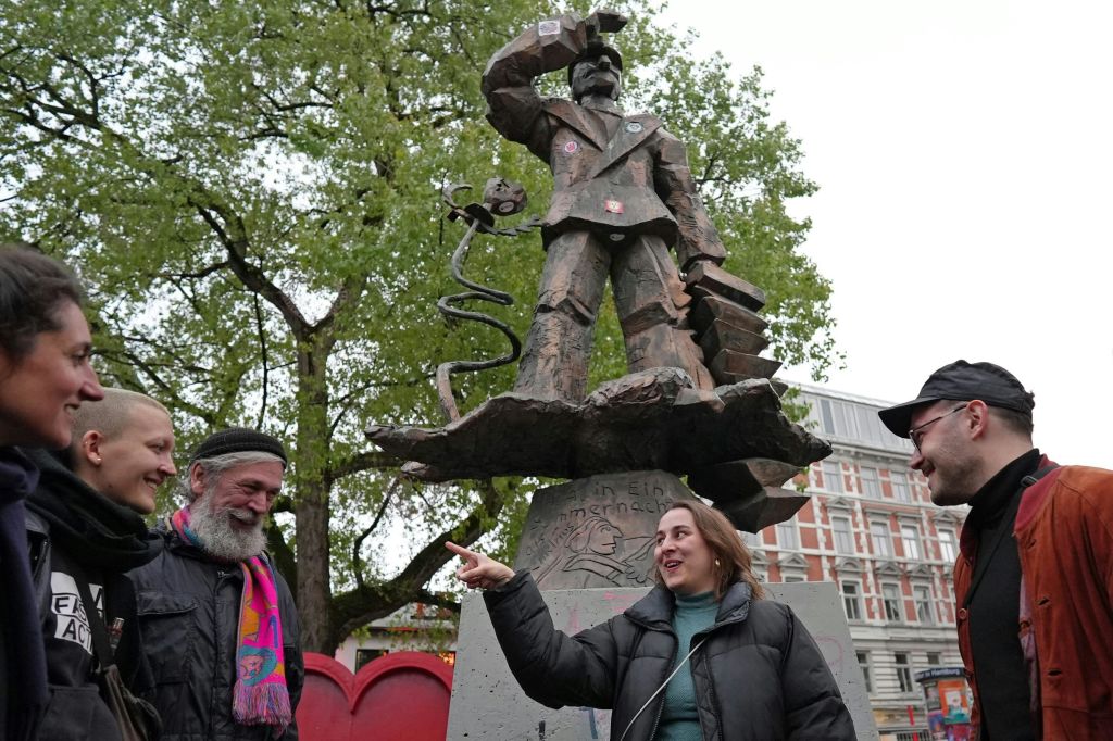 한스 알버스 스퀘어에서 게스트와 함께하는 소피아 투어