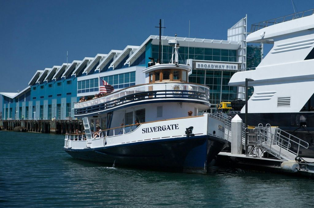 '실버게이트' 라는 이름의 보트가 '브로드웨이 부두' 라고 적힌 건물을 배경으로 부두에 정박하고 있습니다.