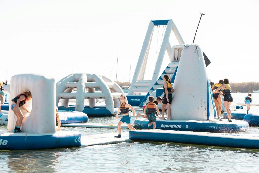 공기 주입식 아쿠아 파크에서 노는 아이들