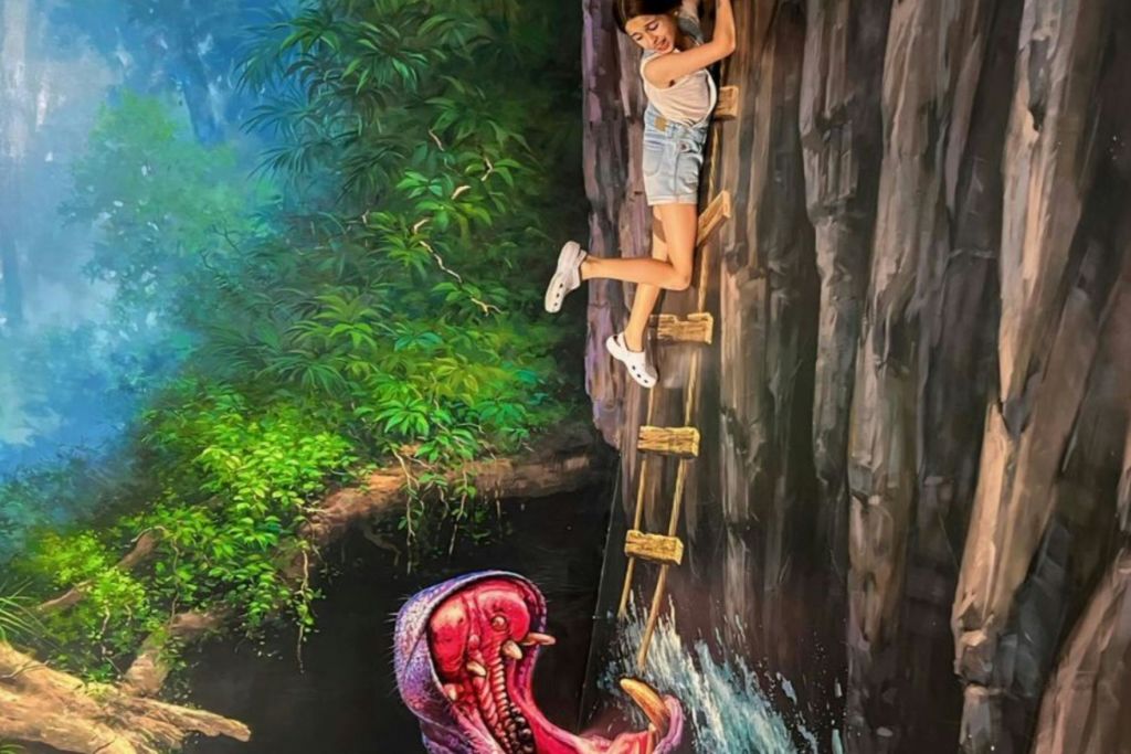 한 사람이 절벽 위 나무 사다리를 오르는 듯한 포즈를 취하고 있는데, 아래에 그림이 그려진 생물의 장면과 무성한 단풍을 배경으로 하고 있습니다.