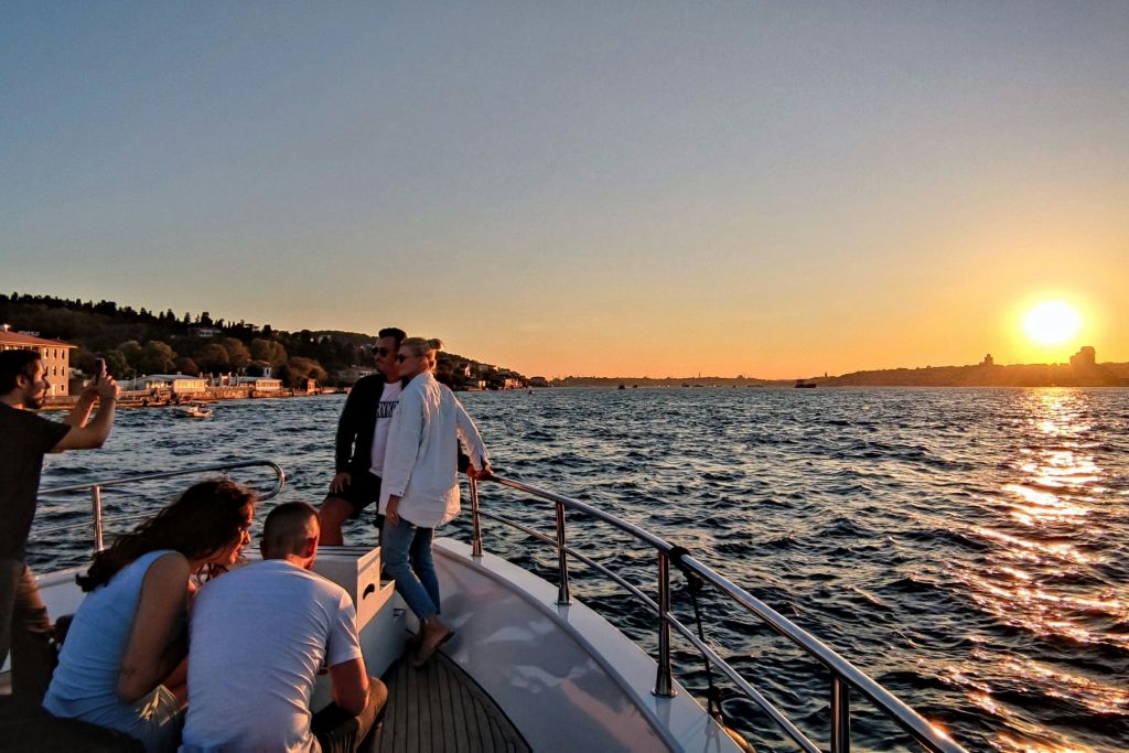 일몰에 즐기는 보스포루스 크루즈