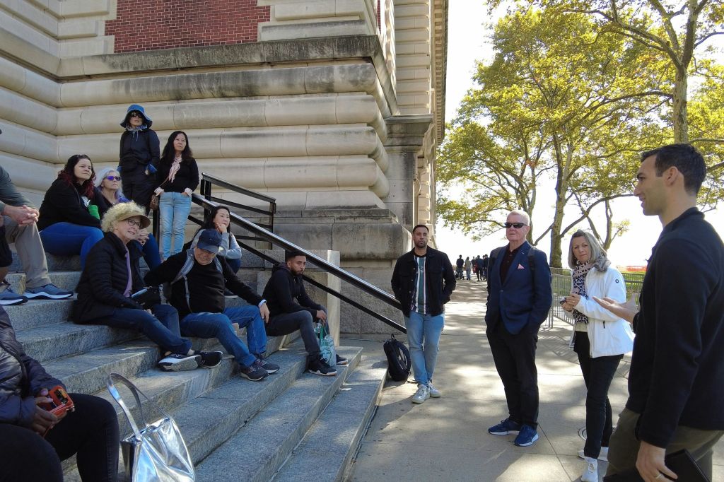 엘리스 섬 국립 이민 박물관 (Ellis Island National Museum of Immigration) 에서 투어 그룹의 기억에 남는 사진, 이 역사적인 장소의 정신을 포착