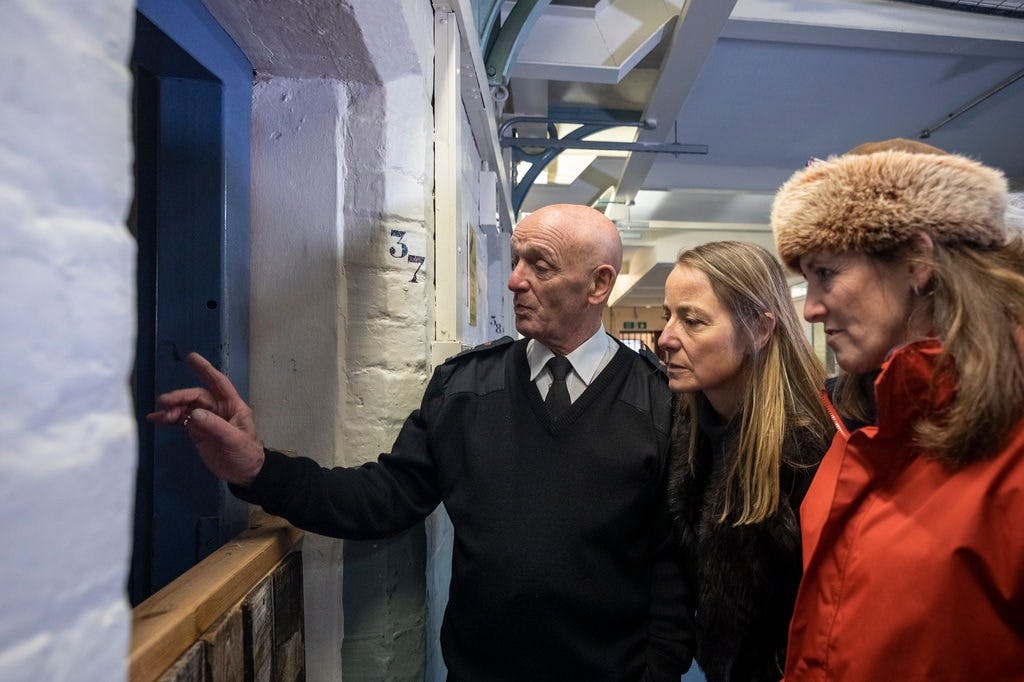 슈루즈베리 감옥 가이드 투어에 참여한 방문객 일행.