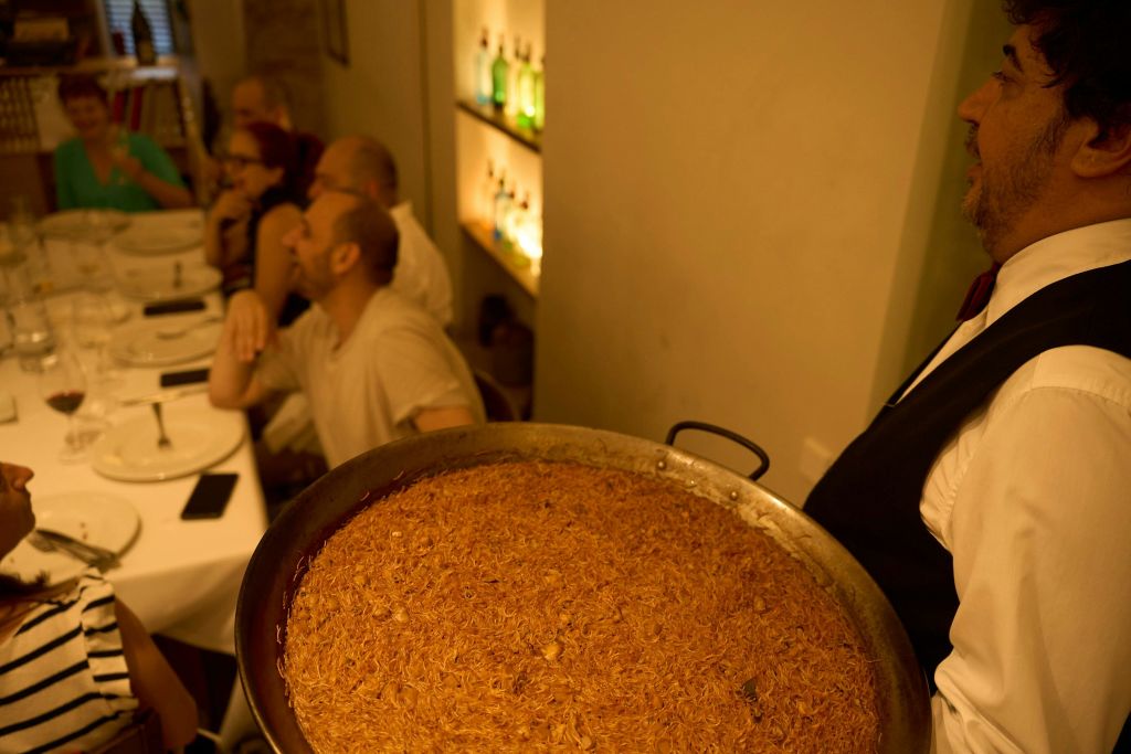 바르셀로나의 엘 보른 (El Born) 에 있는 유명한 레스토랑에서 카탈로니아 전통 음식에 빠져보세요.