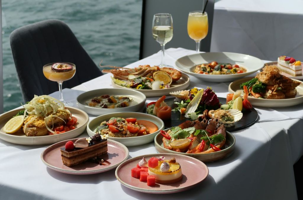 시드니: 생생한 시드니 클리어뷰에서 즐기는 유리 보트 디너 보트 투어