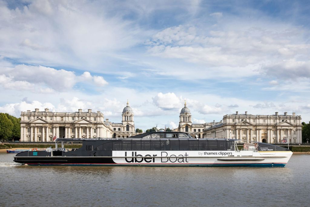 템스 클리퍼스 (Thames Clippers) 와 그리니치 올드 로열 네이벌 칼리지 (The Old Royal Naval College) 의 Uber Boat