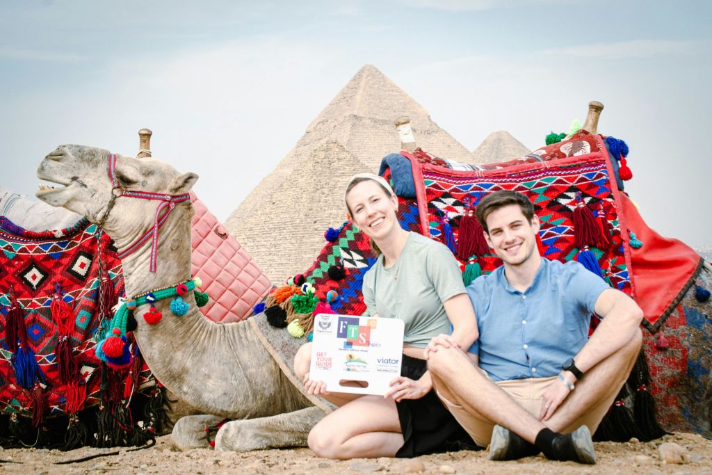 기자 피라미드와 스핑크스를 둘러보는 최고 평점 투어. 호텔 픽업, 낙타 타기 (30분), 사진, 자격을 갖춘 가이드 포함