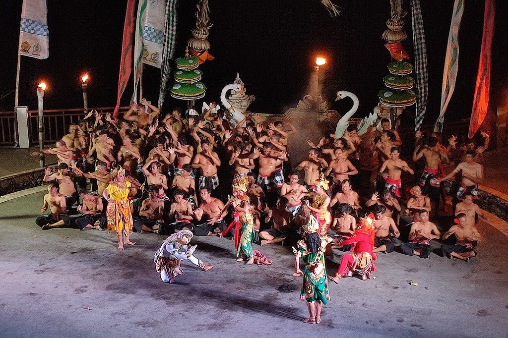 멜라스티 비치 케착 댄스 쇼