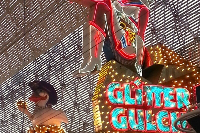 프리몬트 스트리트 애프터 다크 - 글리터 걸치