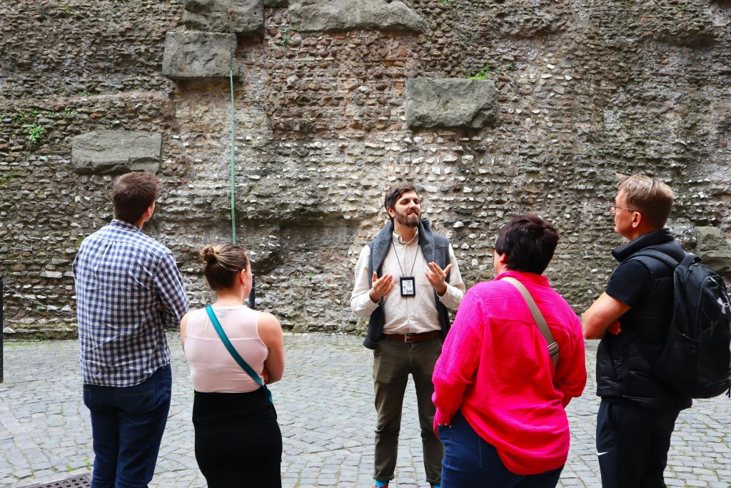 전문 가이드와 함께하는 성 내부 탐방