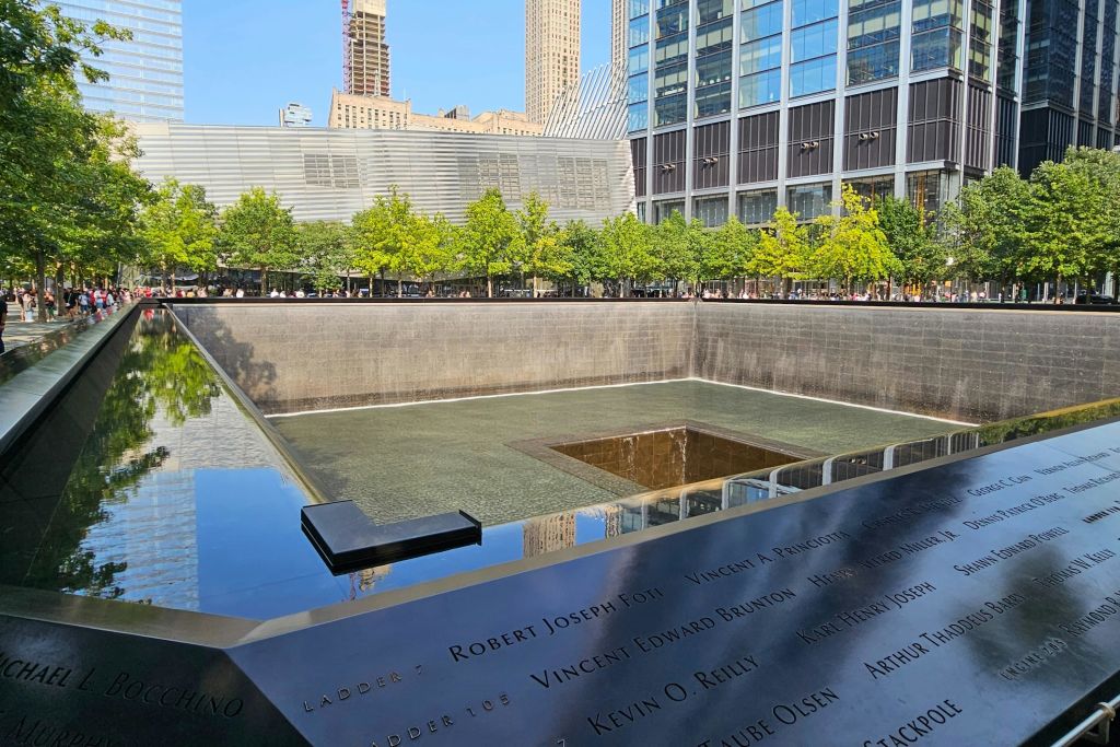 9/11 박물관이 있는 9/11 추모 수영장 중 하나입니다. 모두 오리지널 트윈 타워의 사이트에 있습니다.