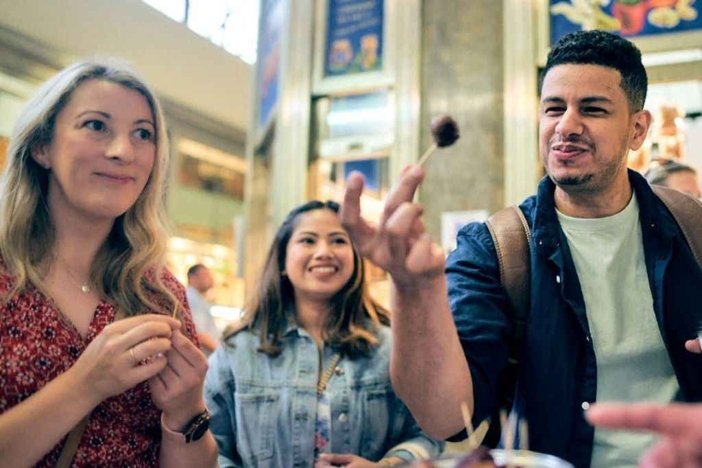 음식을 맛보는 게스트