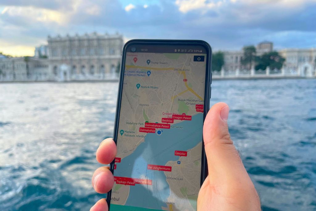 스마트폰으로 즐기는 보스포루스 크루즈 오디오 투어를 통해 모든 주요 명소에 대해 알아보세요.