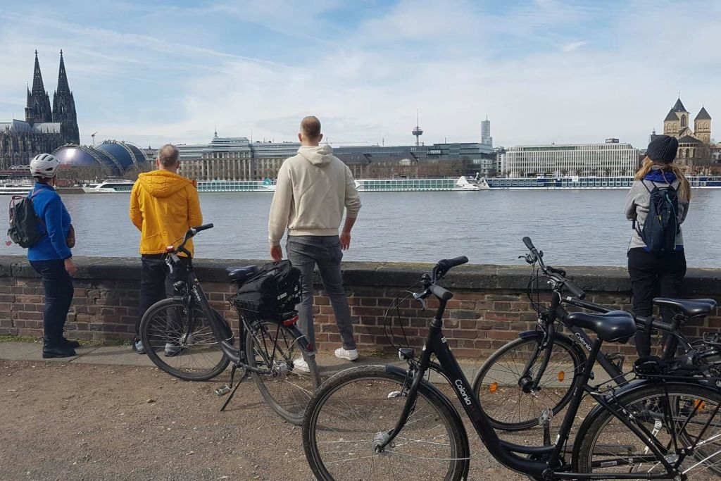 현지 가이드의 설명과 흥미로운 일화를 들어보세요.