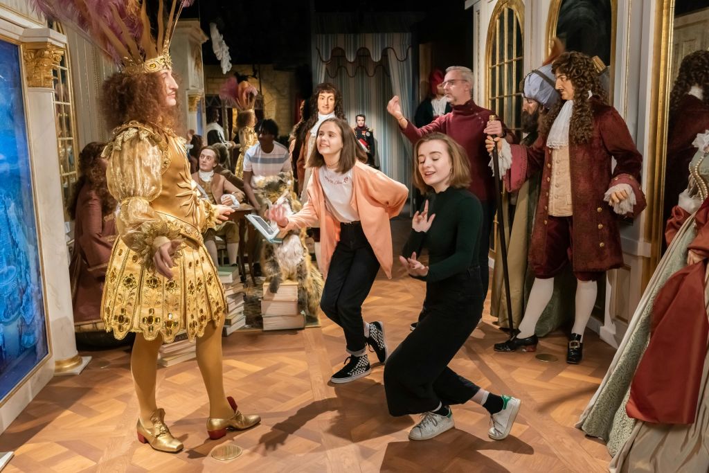 루이 14세와 장 드 라 퐁텐 동상