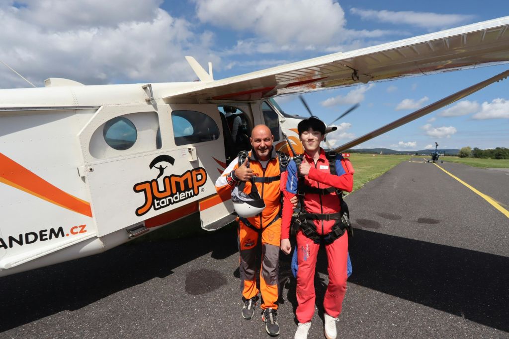 탠덤 스카이다이빙 전 탠덤 강사와 고객