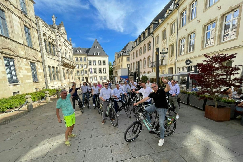 궁전 앞에서 고객 그룹과 함께 가이드를 만나보세요.