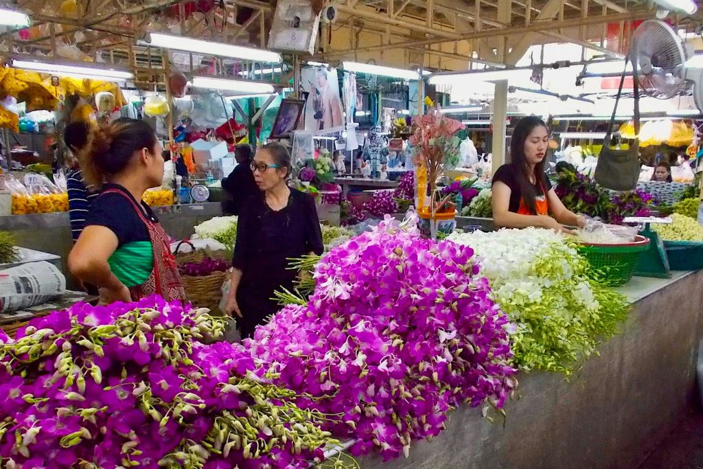 태국 전역의 눈부신 동식물이 넘쳐나는 방콕에서 가장 큰 신선한 꽃 시장을 둘러보세요.