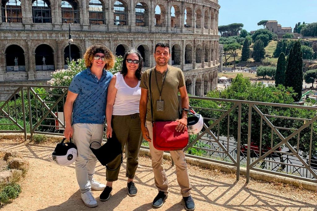 가이드는 외부에서 콜로세움에 대해 설명합니다.