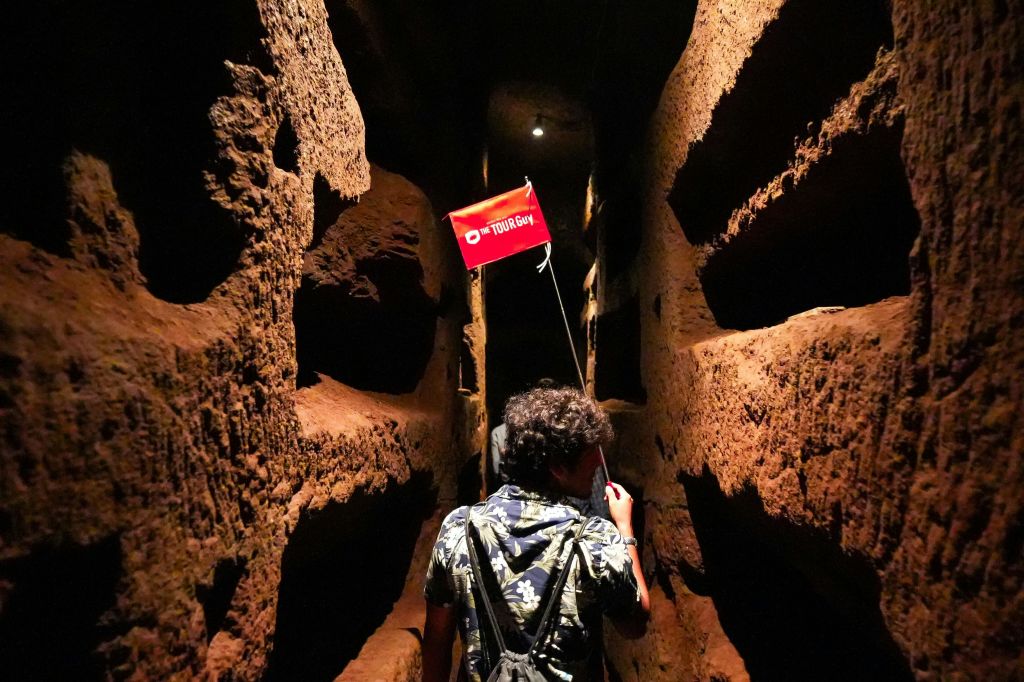 밤이 되면 카푸친 크립트와 프리실라 카타콤을 방문하며 로마의 어두운 면에 빠져보세요.