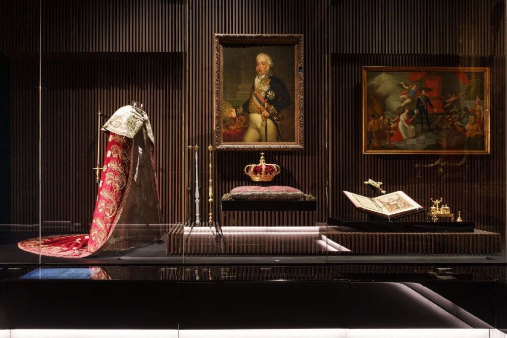 레갈리아, 왕관, 홀, 열린 책, 두 개의 액자 그림이 있는 박물관 전시.