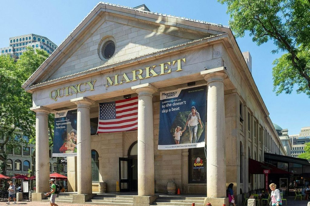 15분간 휴식을 취하는 퀸시 마켓