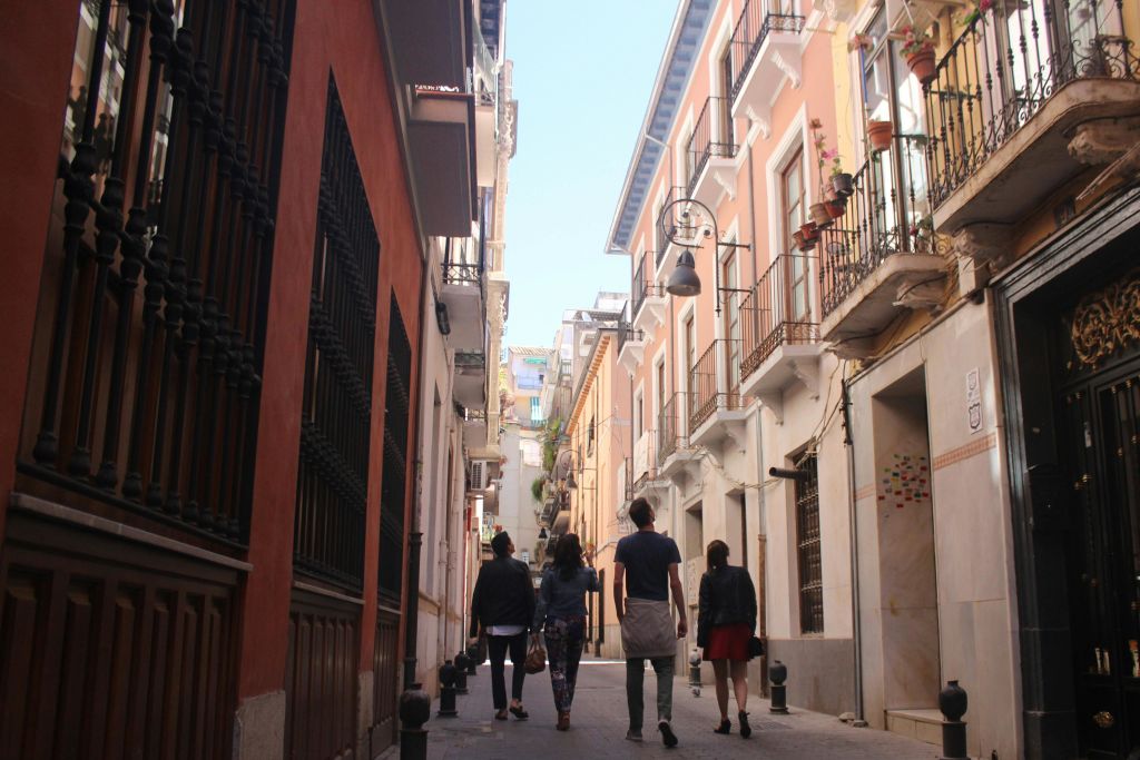 그라나다의 거리를 걸으며 모든 것을 즐겨보세요