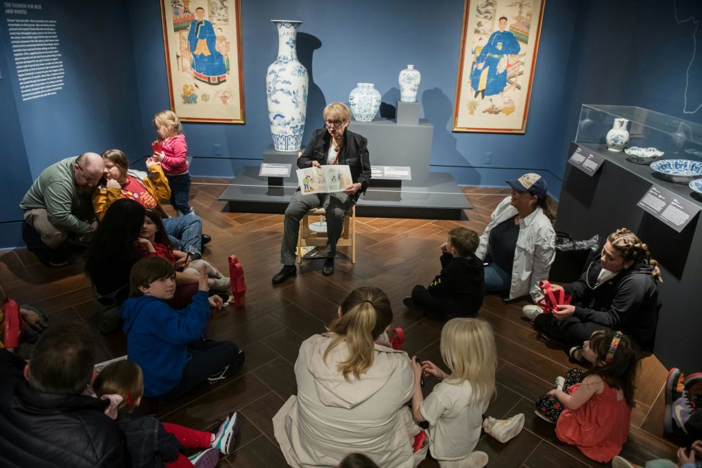 조각품과 예술품, 어린이와 성인에게 이야기를 들려주는 도슨트가 있는 헤르겐라데르 갤러리의 전망.