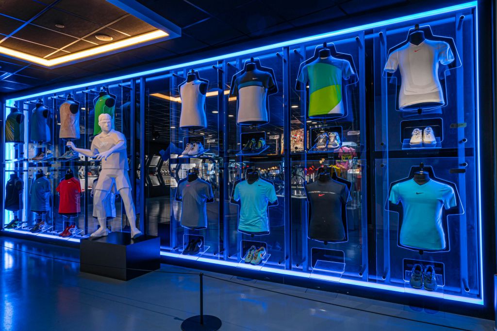 라파 나달이 우승한 그랜드 슬램의 티셔츠와 신발이 전시되어 있습니다.