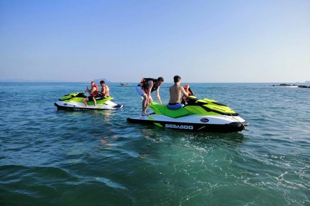 맑은 바닷물이 수영과 휴식을 선사하는 나카노이 섬을 방문해보세요.