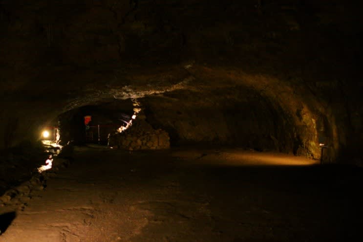 Manjanggul Lava Tube Thumbnail 2