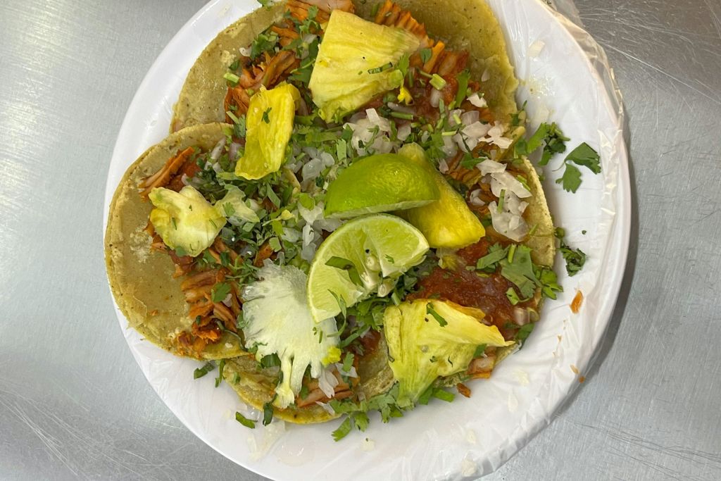 파인애플과 라임이 토핑된 맛있는 타코 알 파스토르.