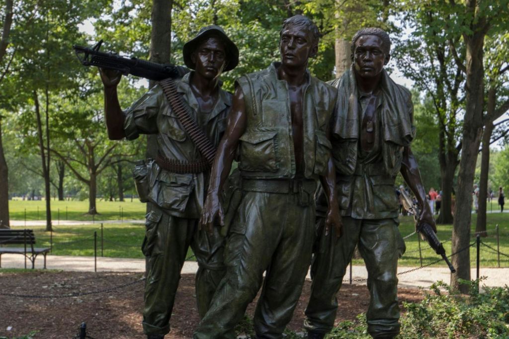 병사 3명 추모비