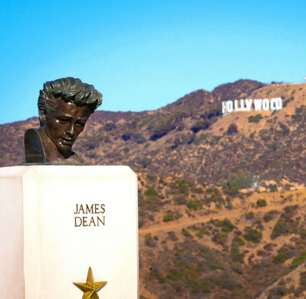 할리우드 간판을 배경으로 그의 이름이 새겨진 받침대에 제임스 딘의 흉상.