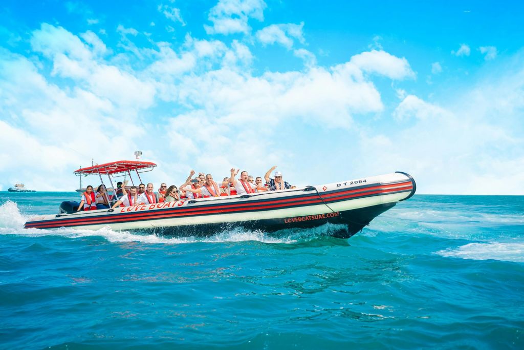 이 사진은 투어 중 방문하고 경험하게 될 관광명소를 보여줍니다.