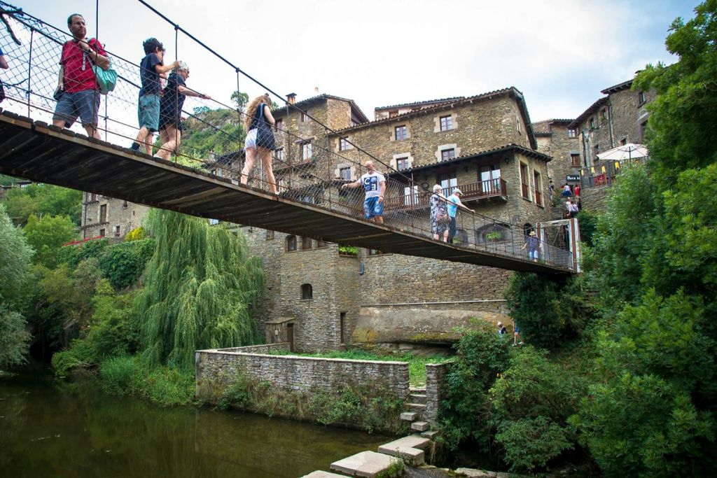 루피트로 들어가는 낡은 밧줄 다리.