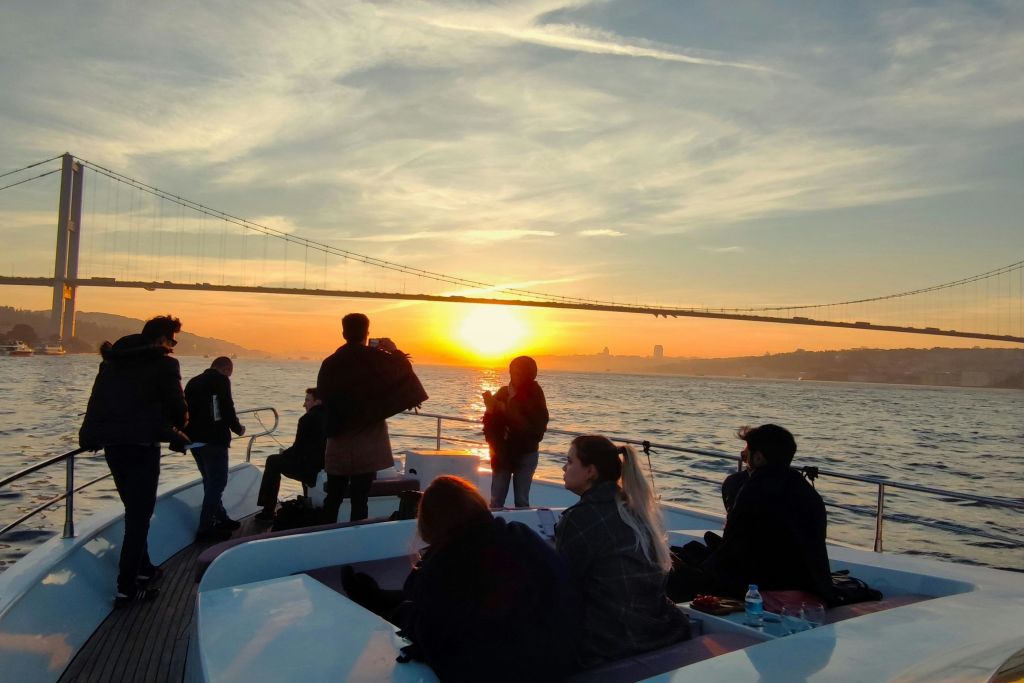 일몰에 즐기는 보스포루스 크루즈