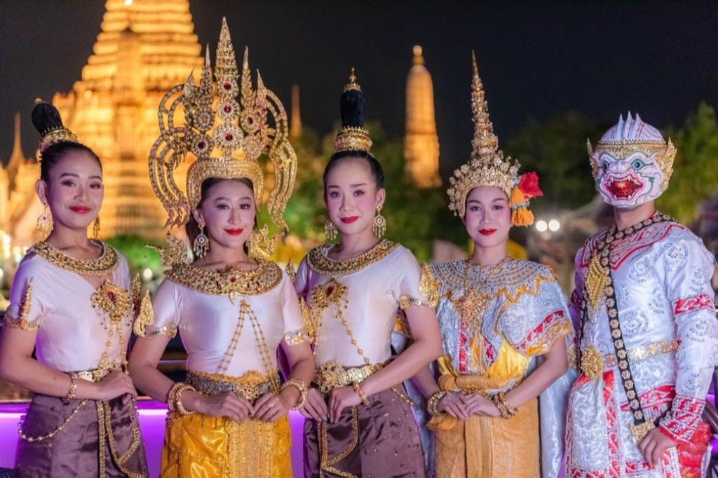 재능 있는 가수들의 라이브 음악 공연을 즐기고 매혹적인 태국 전통 댄스 쇼와 콘 (Khon) 의 매력을 느껴보세요.