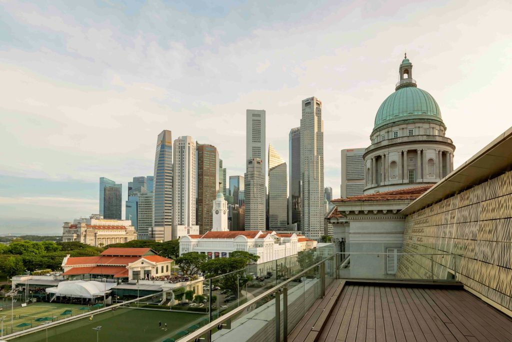 부분적으로 흐린 하늘 아래 전경의 돔형 구조물을 포함하여 현대적인 고층 건물과 유서 깊은 건물이 있는 스카이라인 전망.