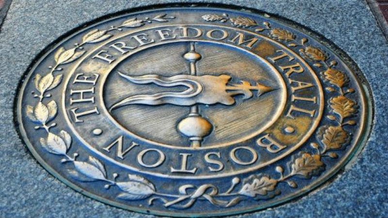 잎과 열매를 모티브로 한 "The Freedom Trail Boston" 이라고 새겨진 동판이 포장도로에 박혀 있습니다.