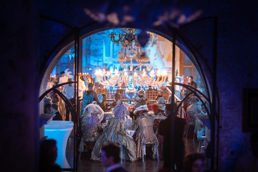 "The Glass Slippers" 카니발 볼의 테이블