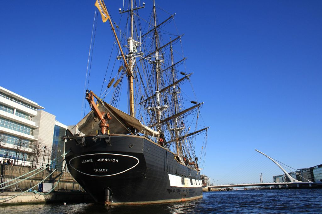 새뮤얼 베켓 다리를 배경으로 리피 강에서 만나는 지니 존스턴의 선미