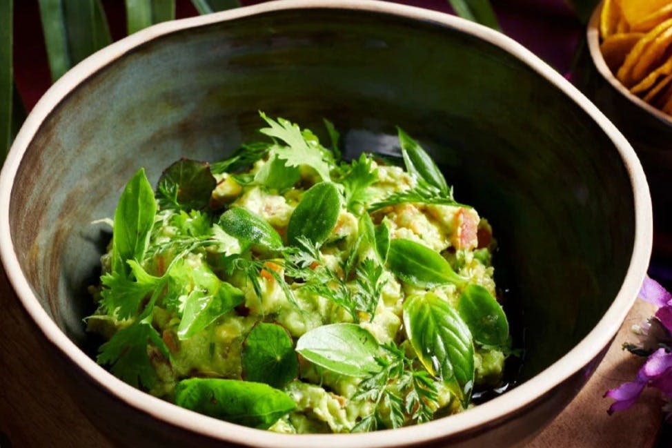 고수와 바질 등 신선한 허브를 얹은 과카몰리 한 그릇.